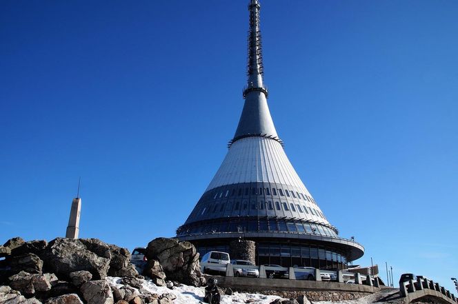 Kosmiczny hotel w Sudetach na sprzedaż! Ikona socmodernizmu zmieni właściciela