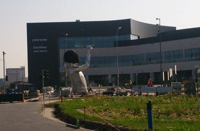 Rzeźba przy centrum handlowym Posnania