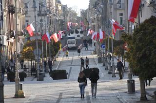 Jesień w Kielcach. Biało-czerwone flagi na deptaku i roboty drogowe