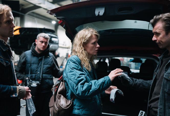 "Profilerka" sezon 2 - odcinek 10 streszczenie. W czasie rewizji w domu Rekowskich Jarek znika. Max Budzisz proponuje Reginie awans