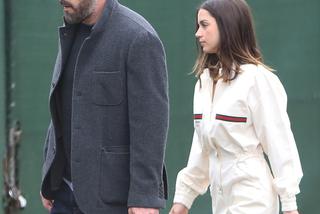 Ben Affleck i Ana de Armas na spacerze z psami