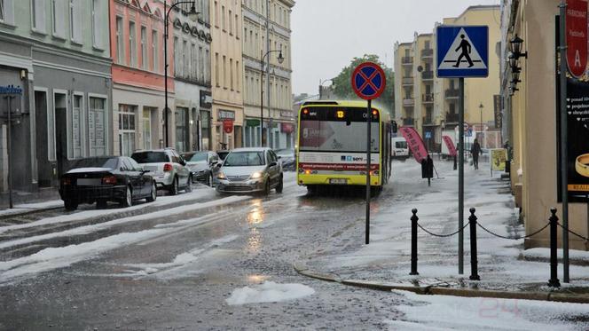 Nawałnica nad Gnieznem. Miasto zalały strumienie wody po ulewie i gradobiciu [ZDJĘCIA].