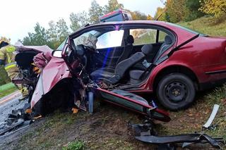 21-latek w bmw wyprzedzał na podwójnej ciągłej. Doprowadził do czołówki, są ranni