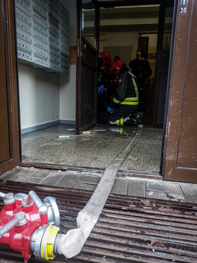 Pożar w wieżowcu na terenie Torunia. 7 zastępów straży w akcji