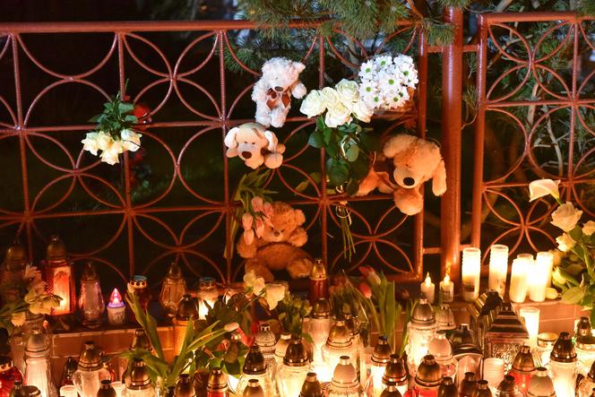 Tragedia w escape roomie. Modlący się ludzie, światła, kwiaty i zabawki pozostawione w miejscu tragedii.