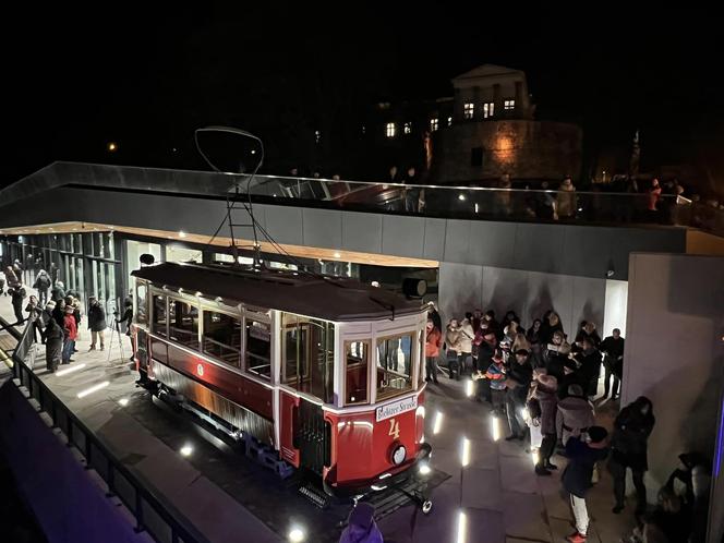 Zabytkowy tramwaj stanął przy dworcu kolejowym w Cieszynie