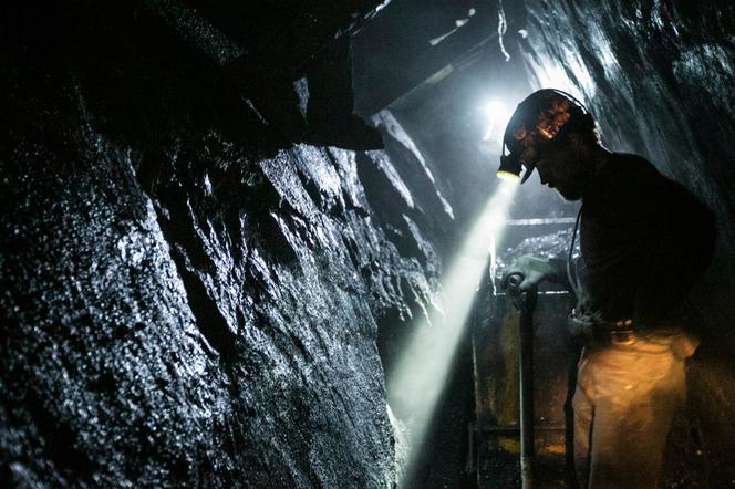 kopalnia górnik pod ziemią węgiel
