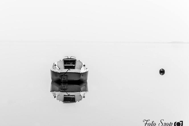 Samotna łódka na jeziorze Miedwie