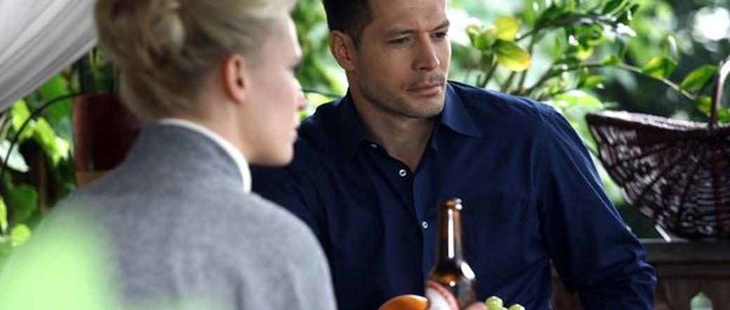 W 1036 odcinku M jak  miłość Chodakowski (Andrzej Młynarczyk) spędzi  namiętną noc z Pauliną (Agnieszka Żulewska).  Mężczyzna niespodziewanie  odbiera telefon i dowiaduje się, że Paulina zaginęła bez śladu.   Ochroniarz postanawia na własną rękę odnaleźć zaginioną. Na myśl  przychodzi mu domek, który znał z jej rodzinnych  fotografii. Tomek i  Paulina lądują w sypialni. W ''M jak miłość'' Tomek ma romans z Pauliną!  Czy Paulina zajmie miejsce Małgosi? Czy to tylko przygoda na jedną noc?