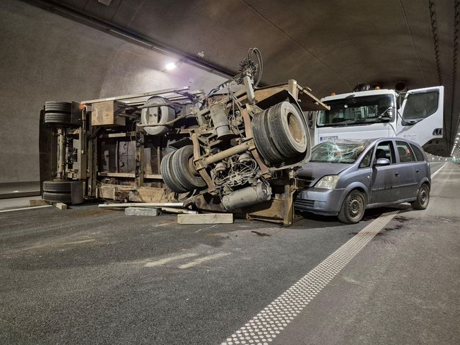 Tunel na Zakopiance został zamknięty. Przeprowadzono specjalną akcję służb ratunkowych