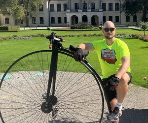 Strażak jedzie bicyklem dookoła Polski. Wszystko dla chorej córeczki
