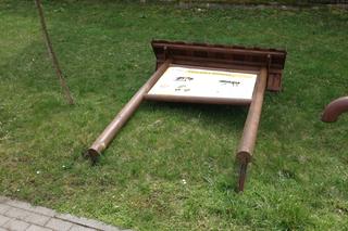 Wandalizm w centrum Trzebini. Śmieci, uszkodzone drzewka i zniszczona ścieżka pszczelarska