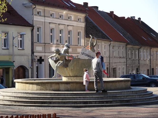 Zobaczcie jak w czasie pandemii wygląda fontanna w Sulęcinie. 