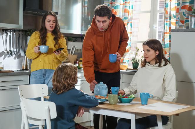 Na Wspólnej odc. 3391.Nicole (Maria Niklińska), Marta (Joanna Jabłczyńska), Mikołaj (Krzysztof Wieszczek), Stefanek (Gabriel Pakieser)