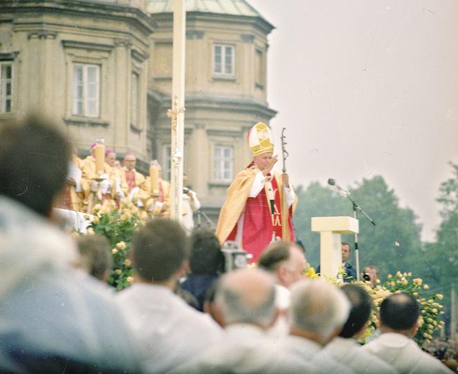 Jan Paweł II przed klasztorem na Jasnej Górze, 1983. 