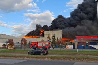 Pożar składowiska odpadów. Płonie też hala. Trwa walka o opanowanie ognia