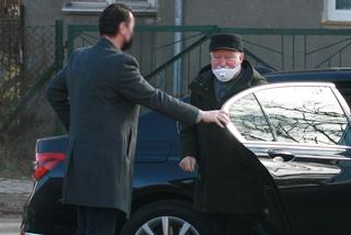 Lech Wałęsa w drodze na mszę