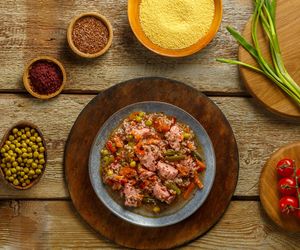 Szybki pomysł na pyszny obiad. Kuskus na ostro z kurczakiem pokocha cała rodzina