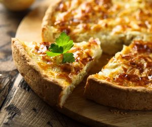 Wielkanocna tarta z kiełbasą będzie królować na stole. Szwagierka poprosi cię później o przepis