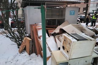 Tak mieszkaniec Gostynia posprzątał mieszkanie. Wielka sterta śmieci przy śmietniku