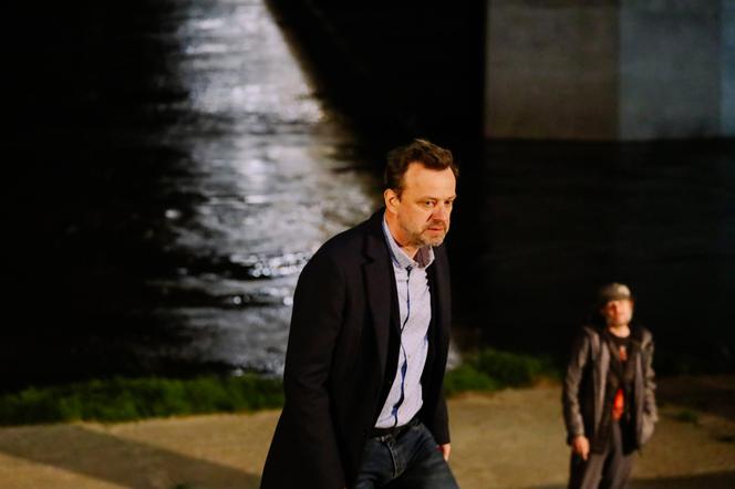 Na Wspólnej odc. 3301 - opis, streszczenie: Smolny spotyka się z Ryszką w sprawie tajemnicy z przeszłości