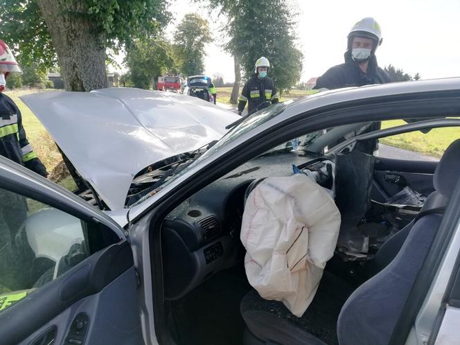 GROŹNY WYPADEK w miejscowości Lutkowo. Kobieta uderzyła w drzewo, a następnie DACHOWAŁA
