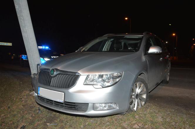 Przydzwoniła w latarnię Skodą. Winę zrzuciła na koleżankę z Ukrainy