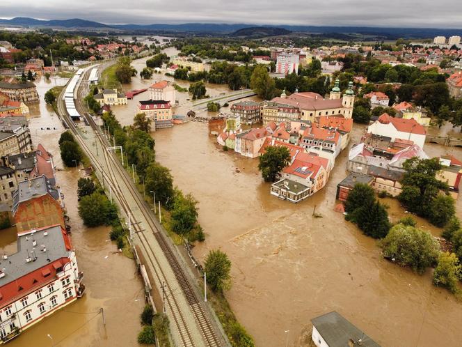 Powódź 2024 w Kłodzku. Miasto tonie, ogrom tragedii widać na zdjęciach z lotu ptaka