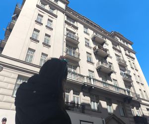 „Marzę, żeby się ogrzać przed śmiercią”. Mieszkańcy kamienicy w centrum Warszawy żyją bez centralnego ogrzewania