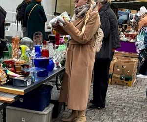 Wcisło buszuje na pchlim targu.