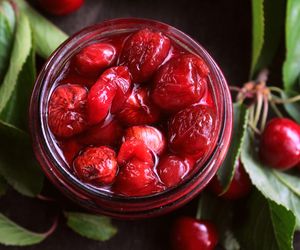 Wiśnie na zimę: przepis na wiśnie bez cukru w soku własnym