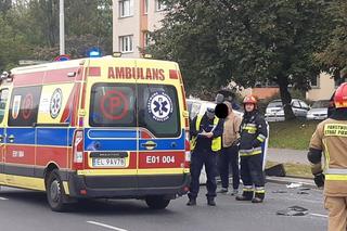 Groźny wypadek na Retkini. Zderzenie karetki pogotowia z peugeotem