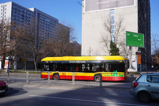 Przystanek przy Grzybowskiej do wymiany. To jeden z ostatnich tego typu w Warszawie