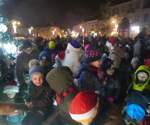 Orszak Świętego Mikołaja i choinka w Rynku w Kielcach