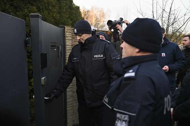 Policjanci pojawili o świcie przed domem Zbiginewa Ziobro w Jeruzalu (woj. łódzkie). Mieli doprowadzić go na przesłuchanie przed sejmową komisję śledczą ds. Pegasusa. Polityka nie było na miejscu