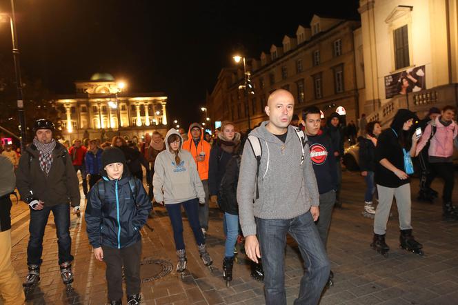 Nightskating. Warszawiacy przejechali stolicę na rolkach [Zdjęcia]