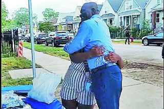 Koczuje w namiocie by poruszyć policję 