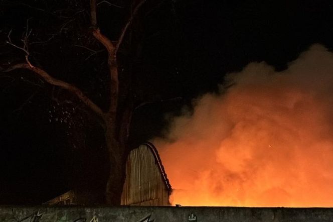 Tragiczny pożar hali w Inowrocławiu. Strażacy odnaleźli zwłoki mężczyzny!