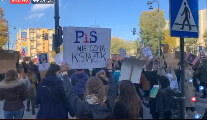 Strajk Kobiet w Łodzi: Protestujący idą ulicami miasta