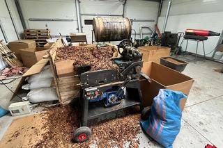 Lewy tytoń w magazynie pod Bydgoszczą! Policjanci zabezpieczyli ponad 4 tony [ZDJĘCIA]