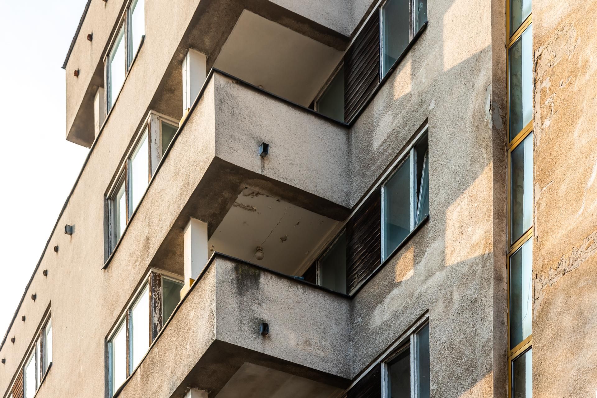 Szpiegowo, blok na Sobieskiego 100 w Warszawie