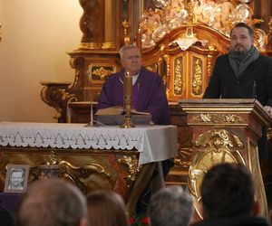 Pierwsza miłość. Pogrzeb Norberta (Łukasz Konopka). Bartek (Rafał Kwietniewski), ksiądz (Włodzimierz Matuszak)