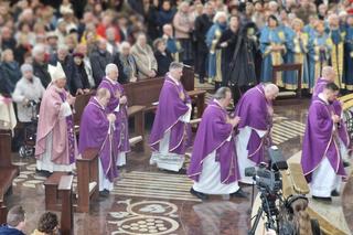 Toruń. Rydzyk zwiera szeregi i modli się za Ojczyznę. Tłumy wypełniły świątynię