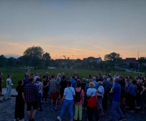 Magiczna Noc Świętojańska w Starym Fordonie. Spacer pod gwiazdami przyciągnął bydgoszczan i turystów