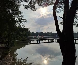 Spokojne wrześniowe popołudnie nad Jeziorem Bialskim w Białce