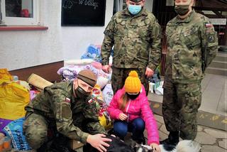Żołnierze przekazali ponad 300 kilogramów karmy dla zwierząt w Elblągu i Pasłęku