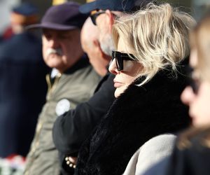 Joanna Racewicz ociera łzy przy grobie męża, pocieszyła ją Barbara Nowacka