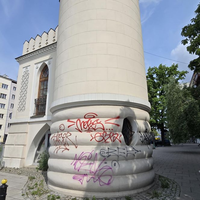 Zdewastowany zabytek w Warszawie