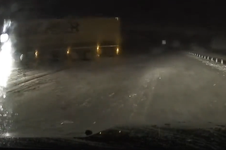 Śnieżyca na autostradzie - ciężarówka wpada w poślizg i staje w poprzek drogi [WIDEO]