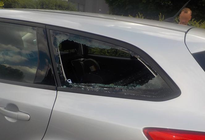 Strażnicy wyciągnęli dwulatkę z nagrzanego auta